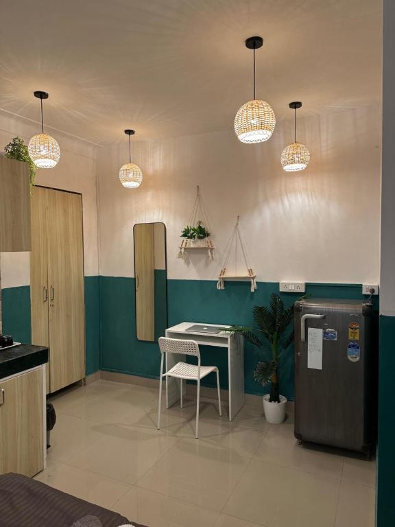 Habitación con escritorio, espejo y luces. en Private Studio Apartments by Abhibha Stays in Central Koregaon Park, en Pune