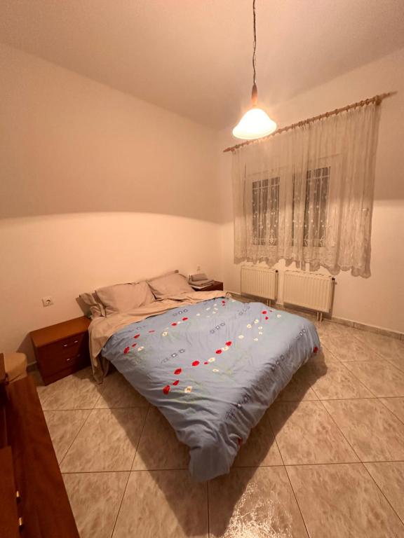 una camera da letto con un letto decorato con fiori di Dry plaza zoi a Xiropótamos