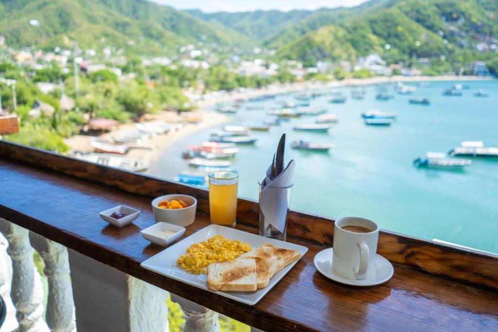 - une table avec petit-déjeuner et une vue sur le port dans l'établissement Hotel Bahia Taganga, à Taganga