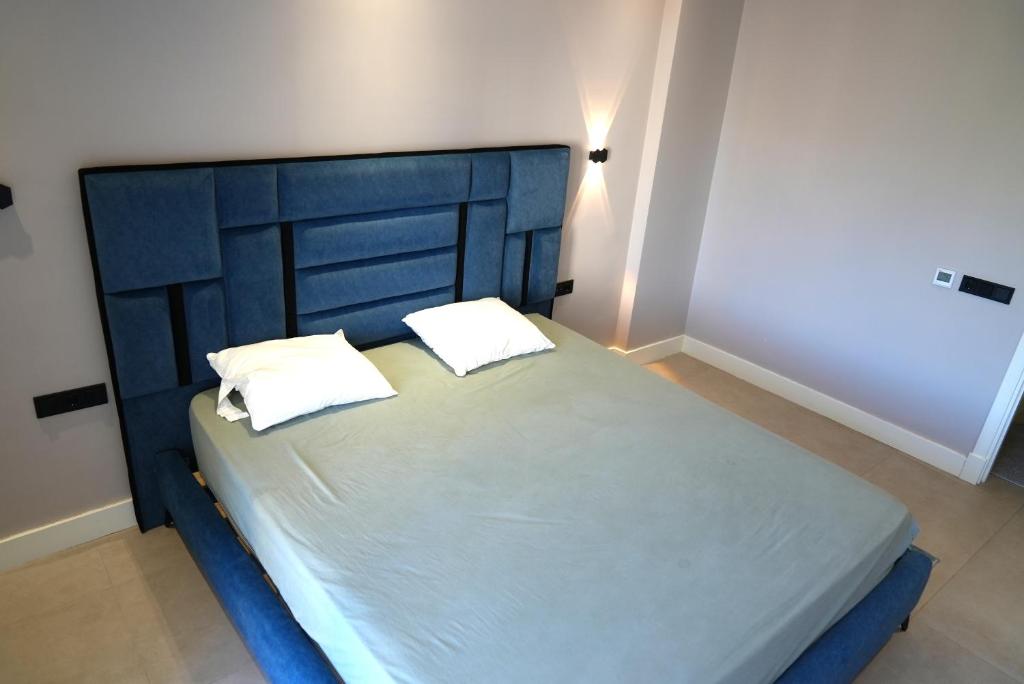 Postel nebo postele na pokoji v ubytování Cozy Apartment with Underground Parking Included