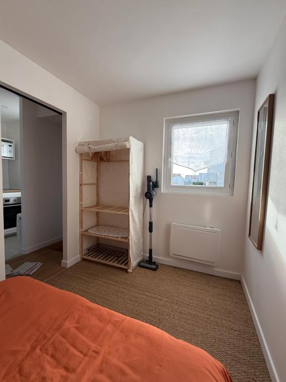 an empty room with a bed and a window at Cozy T2 - L'Herbaudière - 200m de la plage in Noirmoutier-en-l'lle