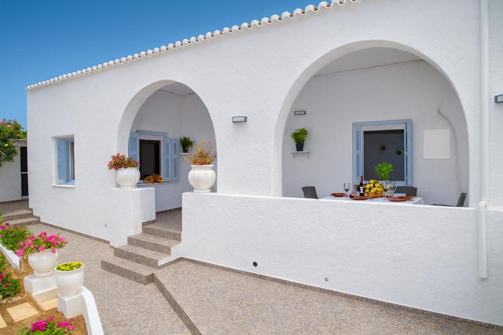 una casa blanca con paredes blancas y jarrones en Aroura Homes Spetses 3BR 2BA, en Spetses