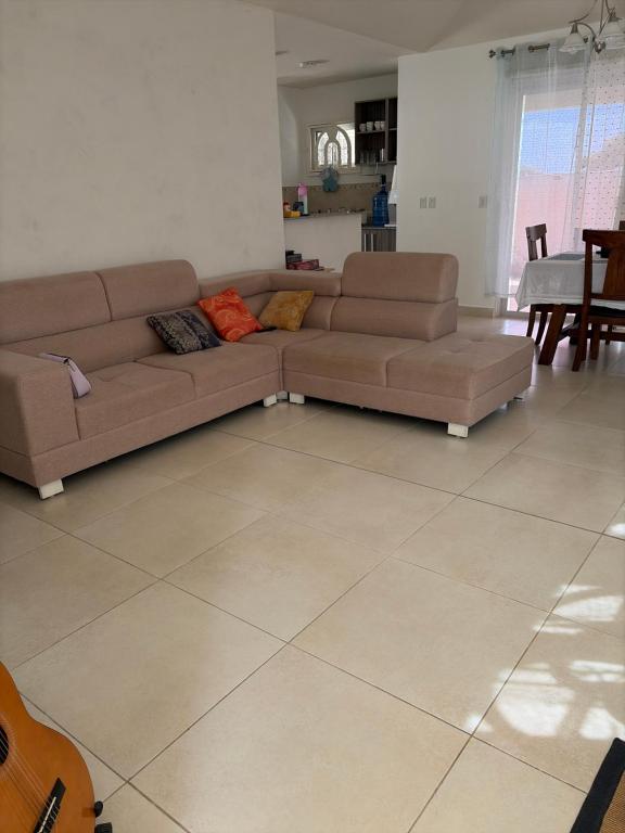 een woonkamer met twee bruine banken en een tafel bij VillaMarina in ArraijÃ¡n