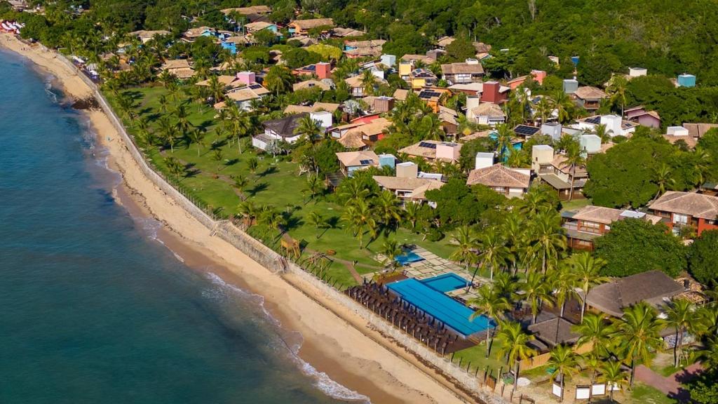 an aerial view of a resort next to the beach at Casa no Condomínio Aguas d'Ajuda in Porto Seguro