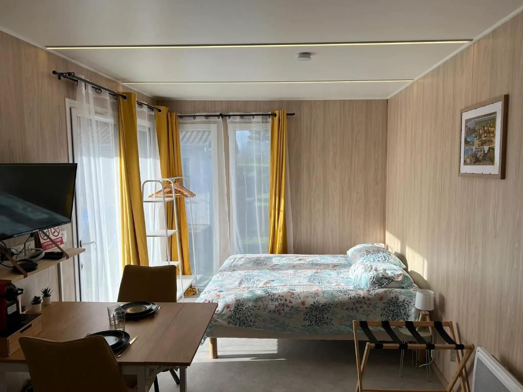 Ένα ή περισσότερα κρεβάτια σε δωμάτιο στο Chalet charmant à Acheux-en-Vimeu, 20 m², jardin