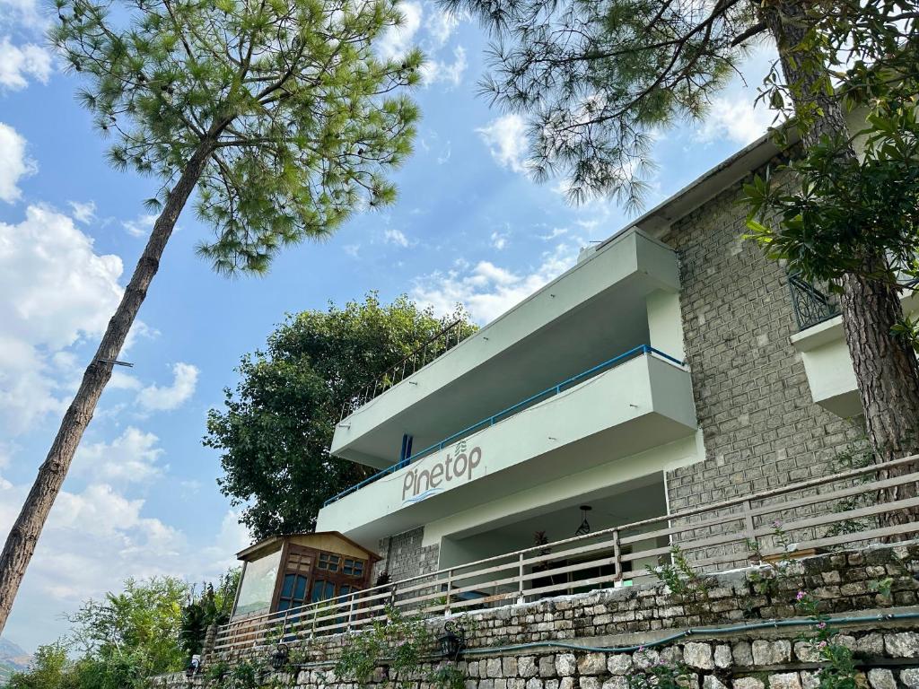 PINETOP RESORT في Khānpur: مبنى مكتوب عليه الفندق