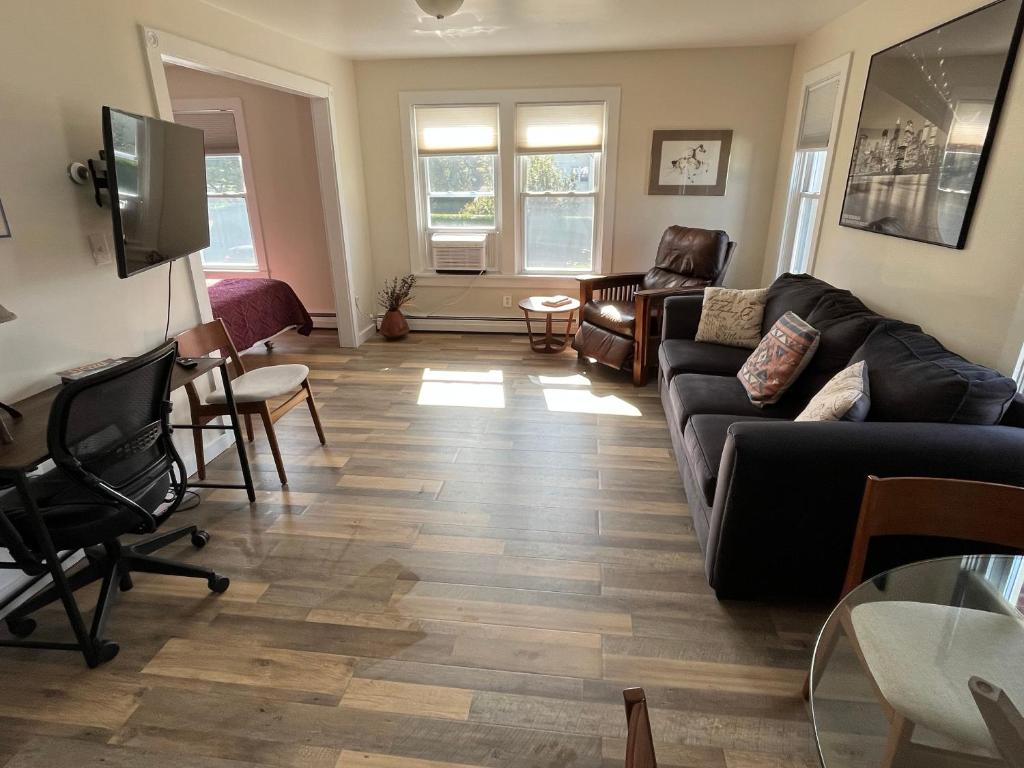 Et opholdsområde på Modern Studio Retreat Minutes from Downtown Burlington