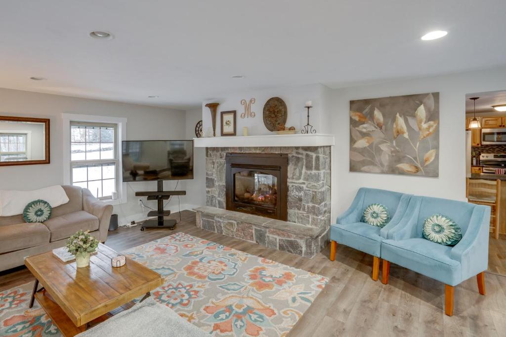 Posezení v ubytování 5 Mi to Mt Snow Secluded Family Home with Game Area