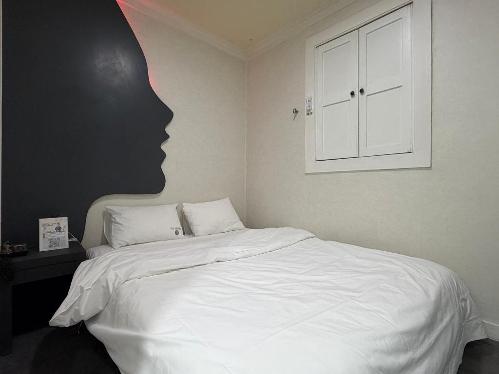 Ένα ή περισσότερα κρεβάτια σε δωμάτιο στο Carlton Hotel