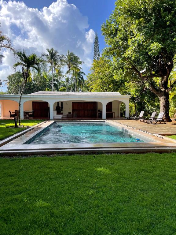 una piscina nel cortile di una casa di Villa Louana a Las Terrenas