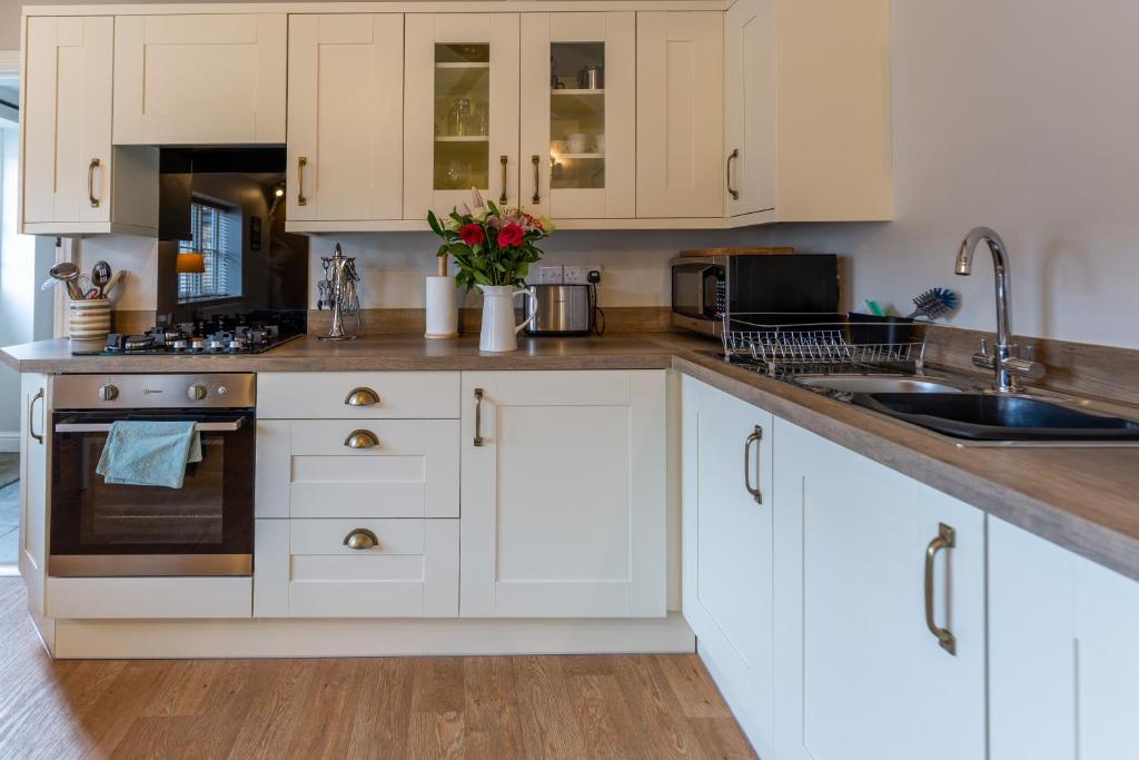 Η κουζίνα ή μικρή κουζίνα στο Penrhyllan