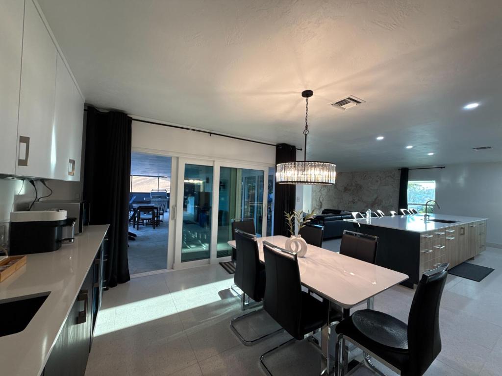 Η κουζίνα ή μικρή κουζίνα στο Casa Azure Your Private Waterfront Home