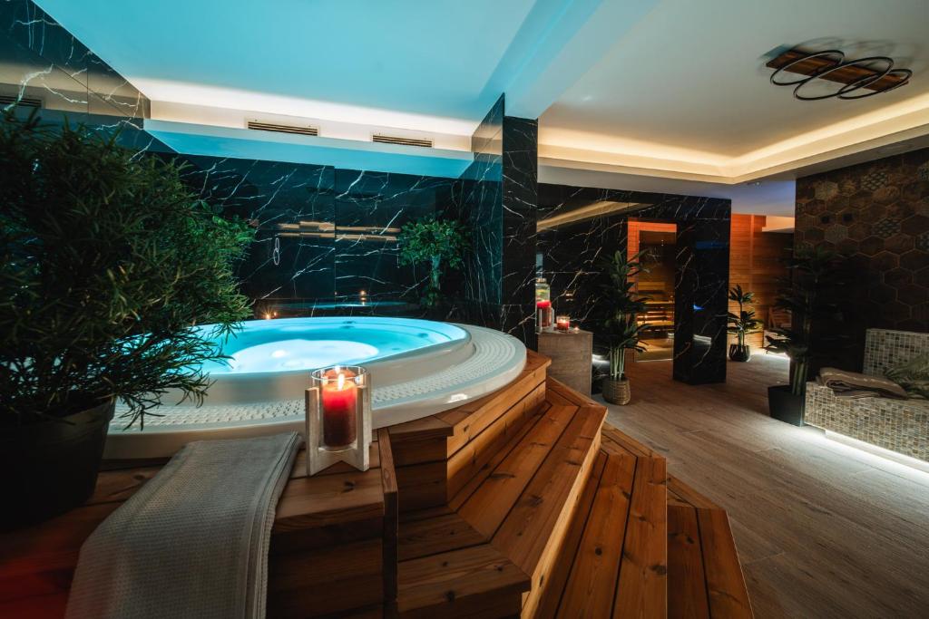 Bazén v ubytování Hotel Zagi nebo v jeho okolí