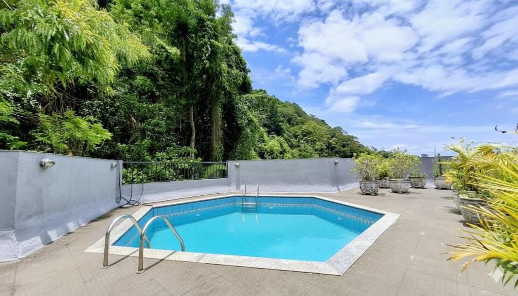 einen Pool auf der Terrasse eines Hauses in der Unterkunft Cosme Velho: Luxo e Piscina para 8 Pessoas in Rio de Janeiro