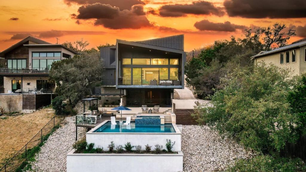 Πισίνα στο ή κοντά στο Luxury w Lake View Pool Hot Tub Fire Pit Ping Pong Barton by AvantStay