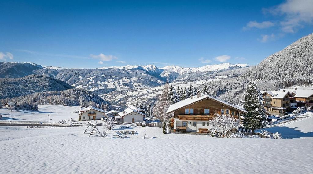 een skihut in de sneeuw met bergen op de achtergrond bij Haus Pötzes in Castelrotto