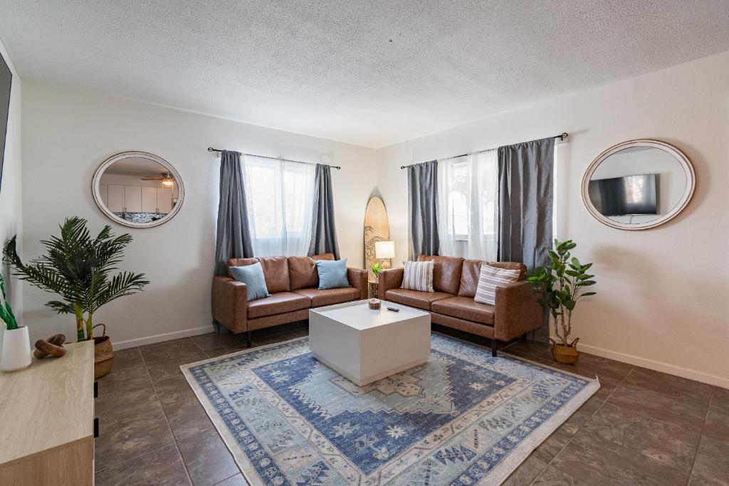 un soggiorno con due divani e un tavolo di Beachfront Condo w Community Pool a Cape Canaveral