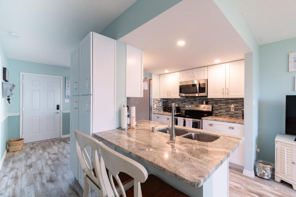 Una cocina o kitchenette en Cozy Beachfront Condo in Cape Canaveral