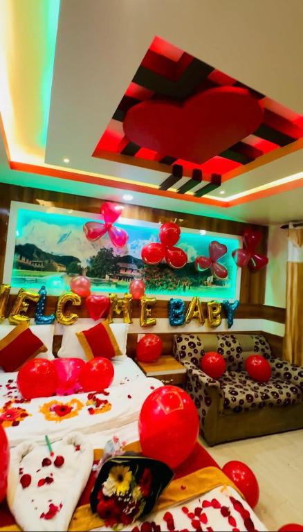 duas camas em um quarto com balões vermelhos. em Pokhara hotel Pvt Ltd Ktm em Catmandu