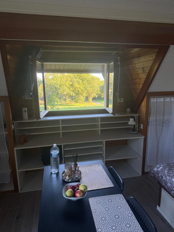 Ein Tisch in einem winzigen Haus mit einer Schale Obst in der Unterkunft Studio indépendant in Divonne-les-Bains