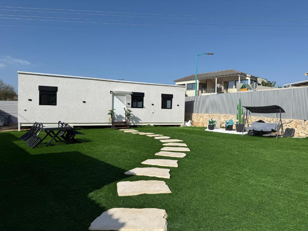 Κήπος έξω από το אחוזת תכשיט