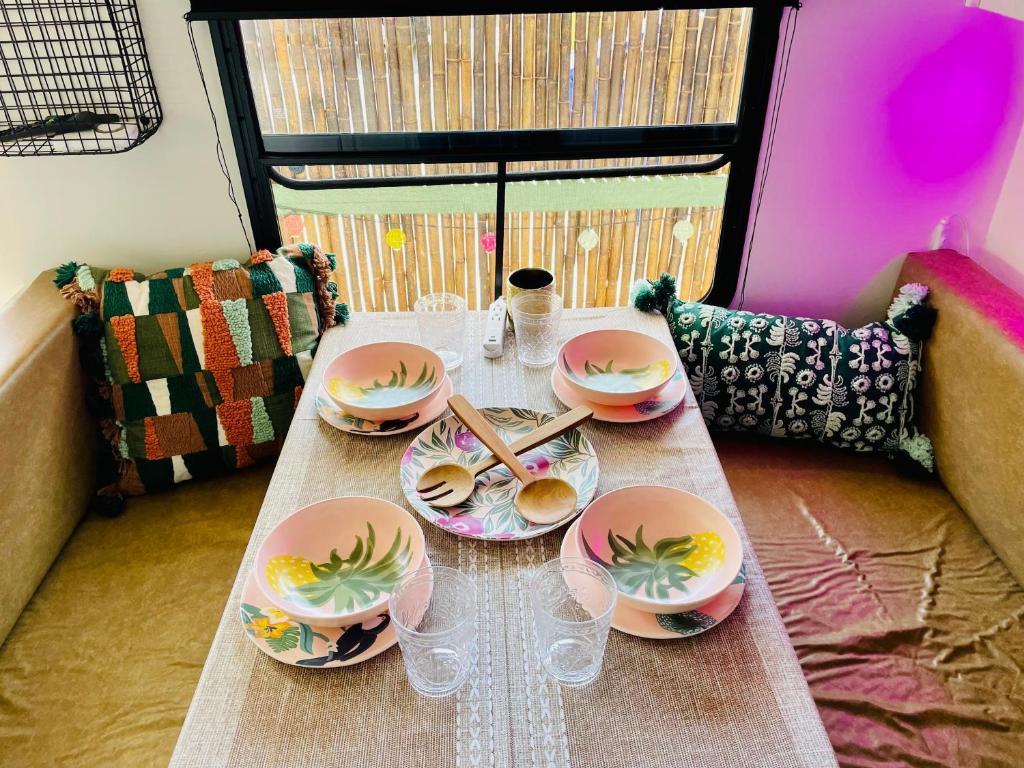 een tafel met daarop borden met eten bij Good Vibes Hidden Oasis in San Diego