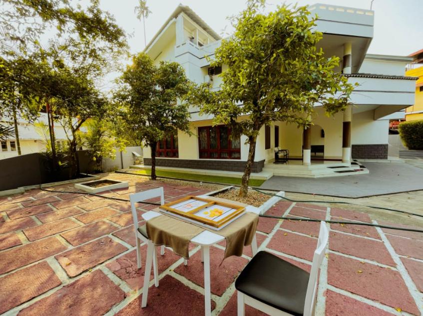 Το κτήριο όπου στεγάζεται  η βίλα