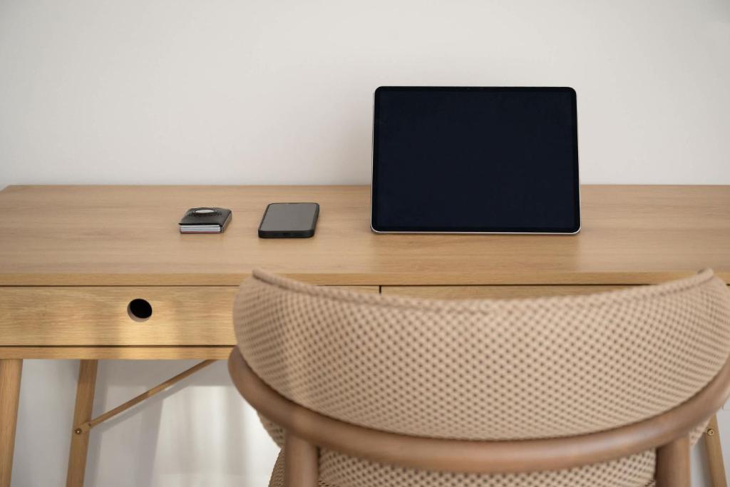 Executive Suite - Estia Premium Apartments في سلانيك: مكتب وبه جهاز كمبيوتر محمول فوقه