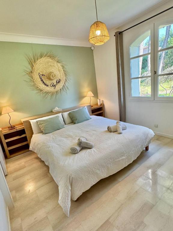 a bedroom with a large bed with two towels on it at N&L Signature - Chambre d'hôtes in Mornas