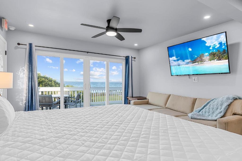 TV a/nebo společenská místnost v ubytování 3br-3ba Oceanfront Paradise Upstairs Duplex