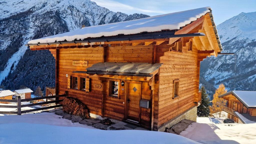 a log cabin in the mountains in the snow at Chalet La Giete 6 personnes La Forclaz in Haudères