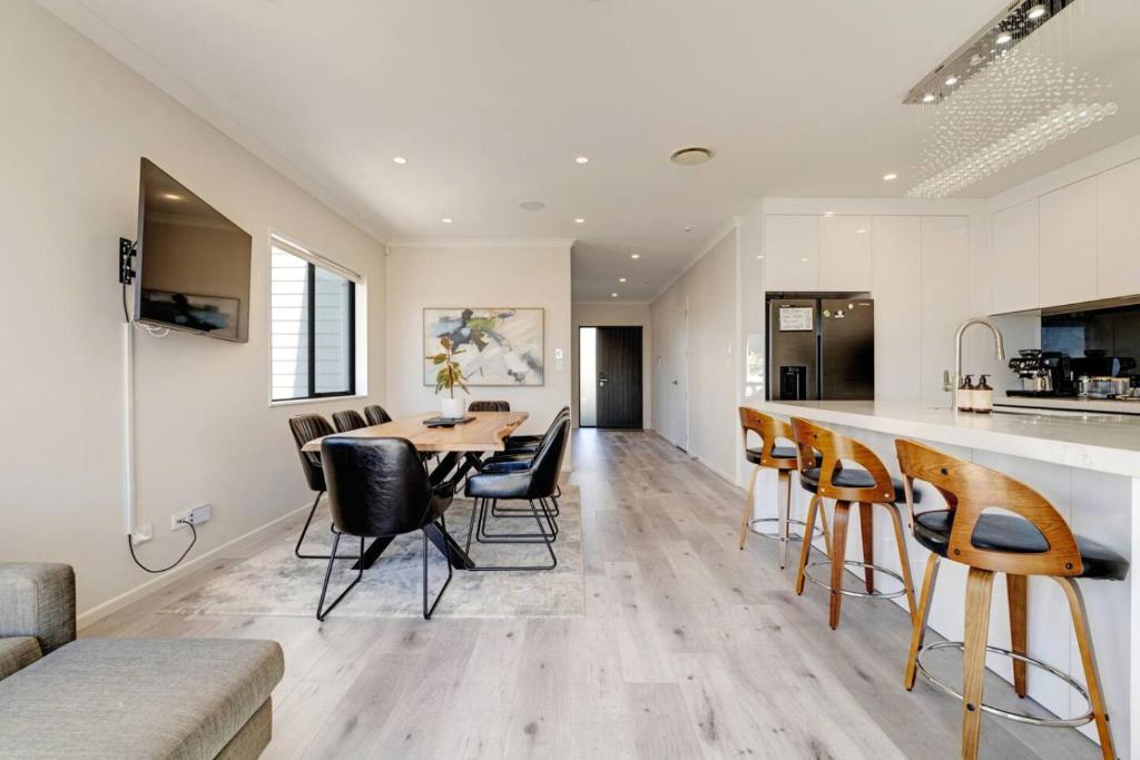 O bucătărie sau chicinetă la Spacious Home - 2 Lounges, Gym - Deck near Manukau