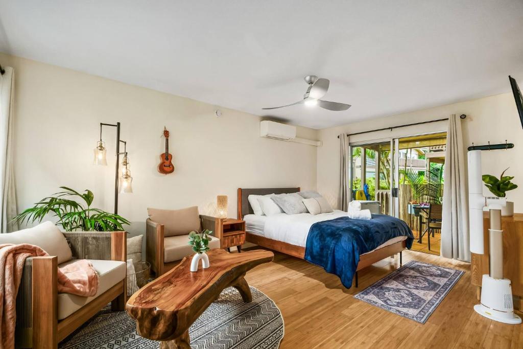 Giường trong phòng chung tại Romantic high end Studio w/AC, Pool, Hot Tub