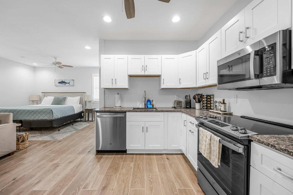 Кухня или мини-кухня в Gorgeous Remodeled Studio& Beautiful Outdoor Space
