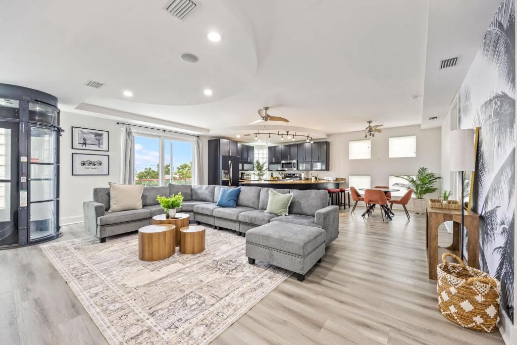 een woonkamer met een bank en een tafel bij Oceanfront 6BR Indoor Pool Theater Funky Fun in Cocoa Beach