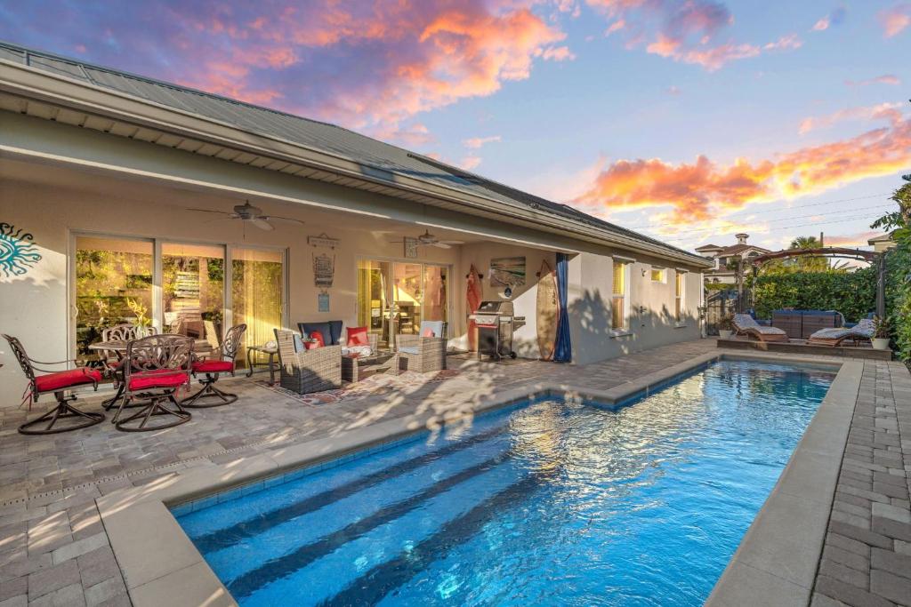 een huis met een zwembad voor een huis bij 120 S 5th Street in Cocoa Beach