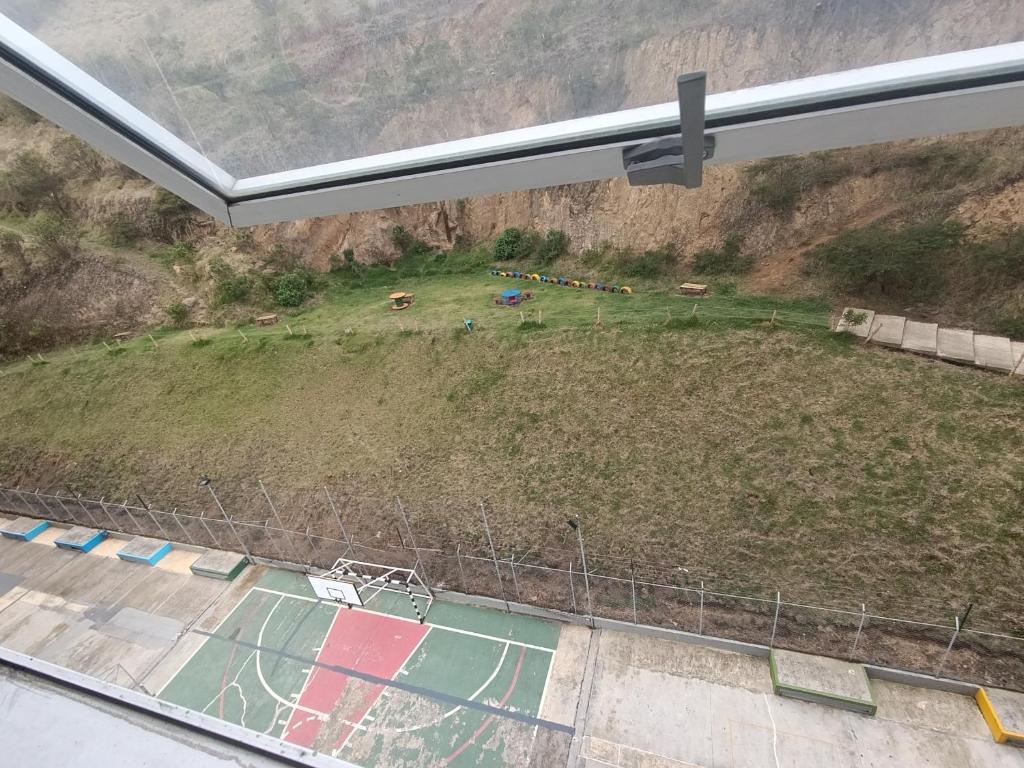 an overhead view of a basketball court on a hill at Alojamiento Cómodo y Hermoso en apartamento 7 personas Carnavales in Pasto