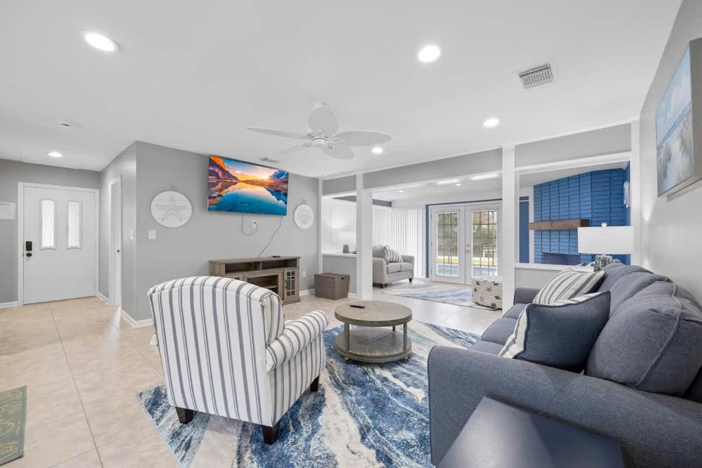 Гостиная зона в Updated Waterfront Pool Home with Putting Green