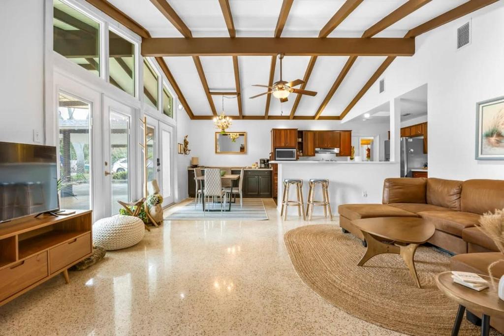 Кухня или мини-кухня в Beachside Paradise Game Room & Pool Oasis
