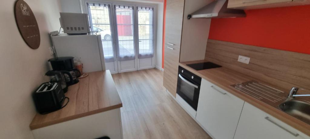 Kuchyň nebo kuchyňský kout v ubytování Appartement proche Grand Parc 1 Chambre