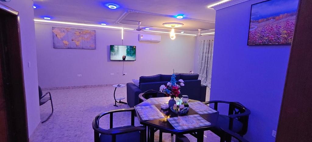 TV a/nebo společenská místnost v ubytování Purple Springs Elmina #3