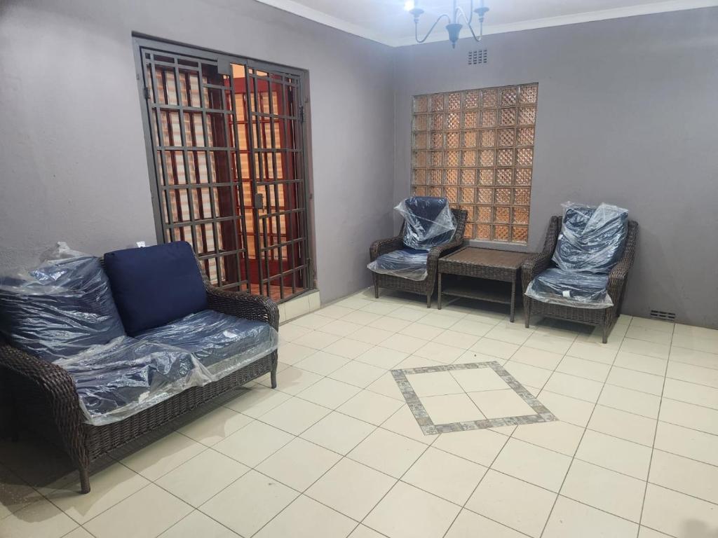 Et opholdsområde på Home Care Guest House