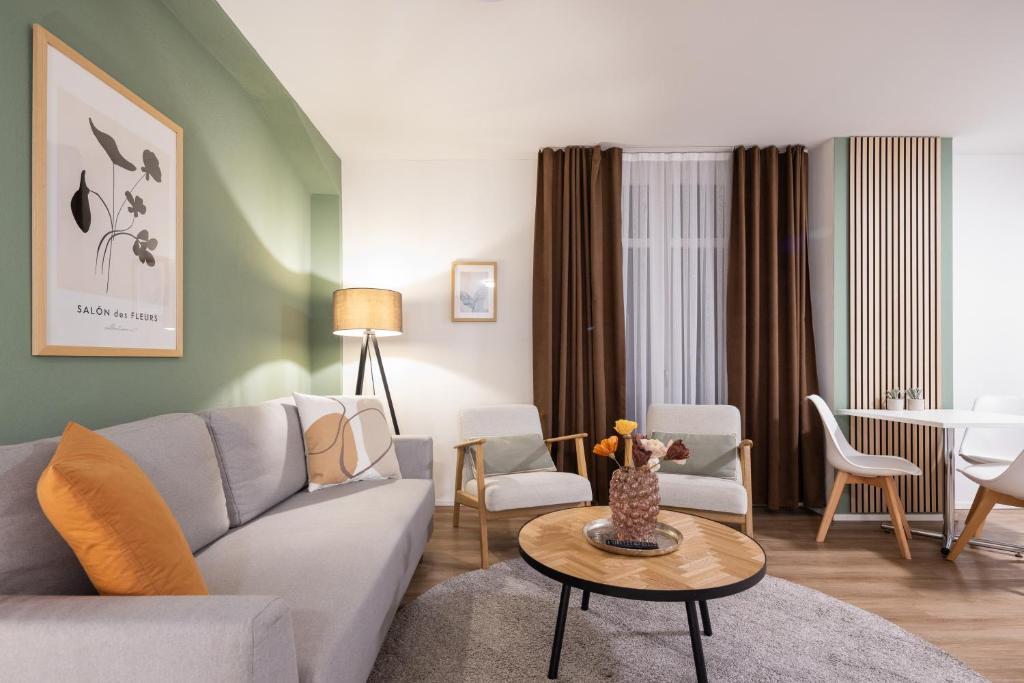 Khu vực ghế ngồi tại STAYY Nº7 Suites & Studios -Self Check-in