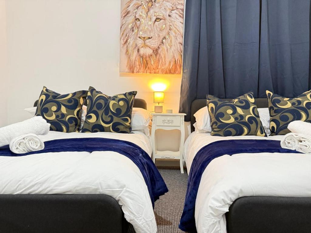 En eller flere senge i et værelse på County House - 5 Bedroom Deluxe Apartment