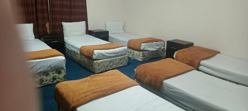 Giường trong phòng chung tại نزل التقوى