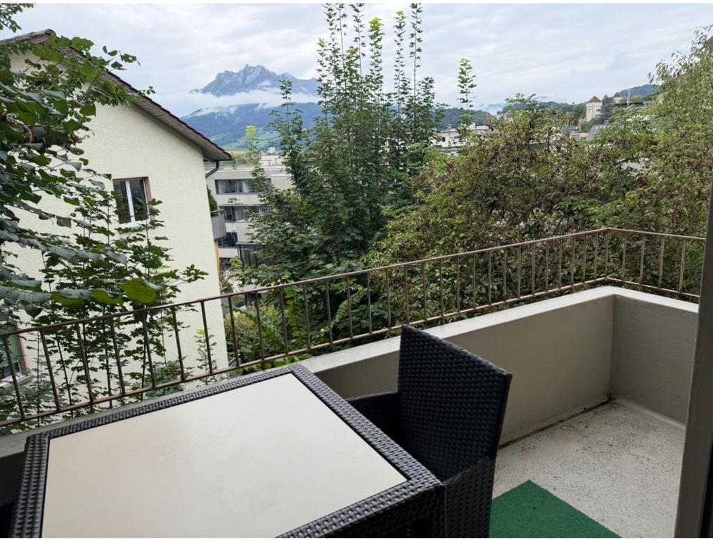 Cảnh núi rừng hoặc tầm nhìn ra núi từ căn hộ