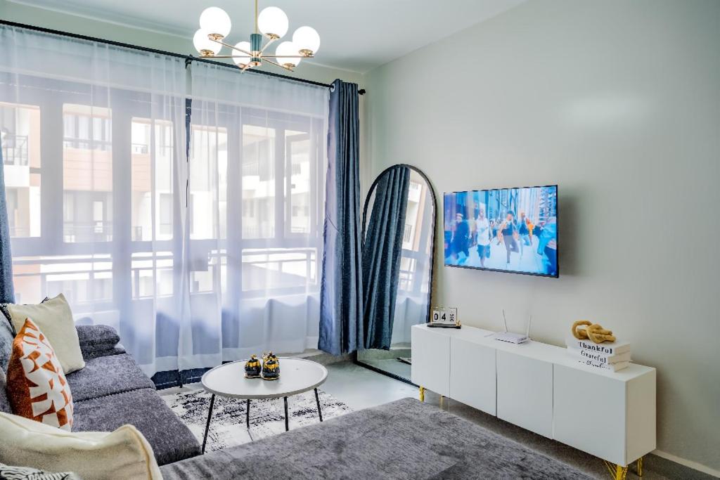 Μια τηλεόραση ή/και κέντρο ψυχαγωγίας στο Cozy 1 bedroom with a pool