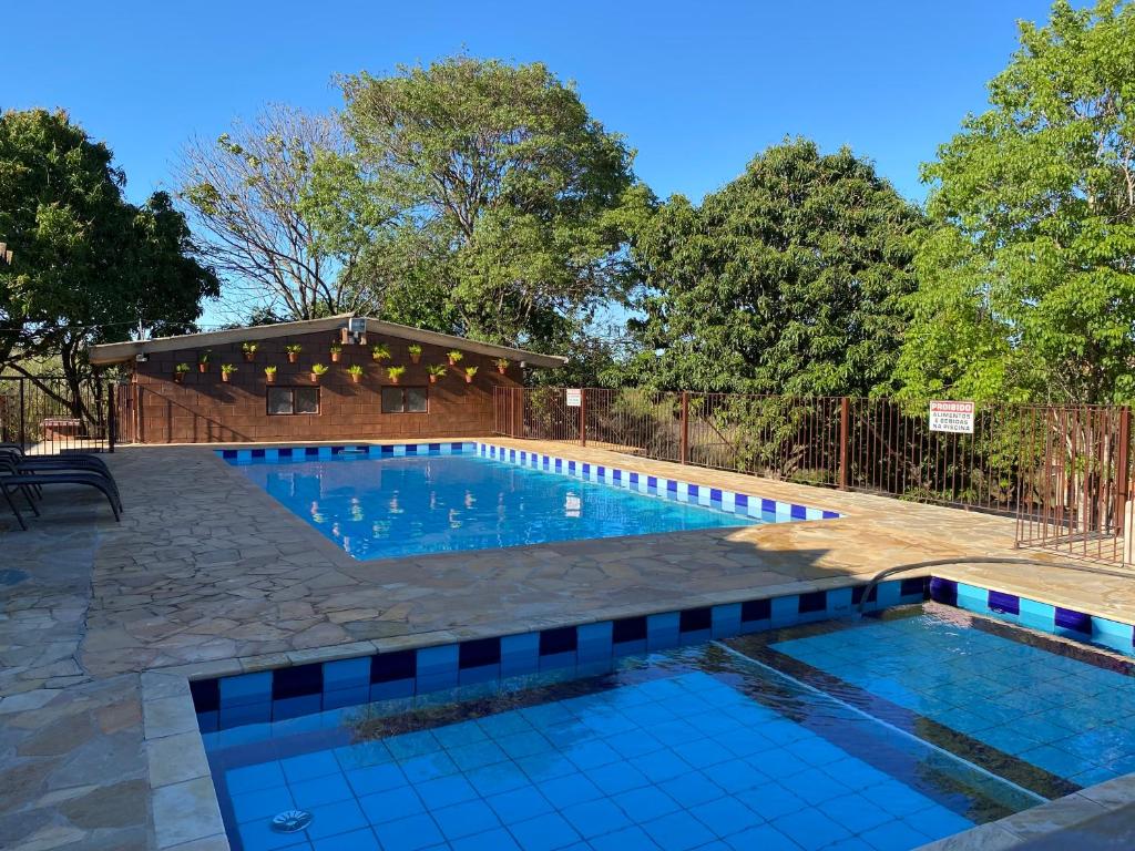 een zwembad in een tuin bij Chácara Santa Edwiges in Campinas