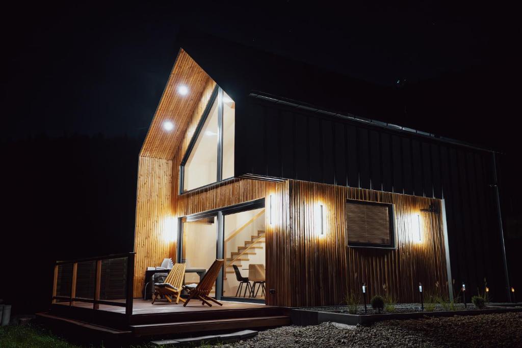 een huis met een houten gevel 's nachts bij Polana Kasztelana - Beskid Wyspowy in Limanowa