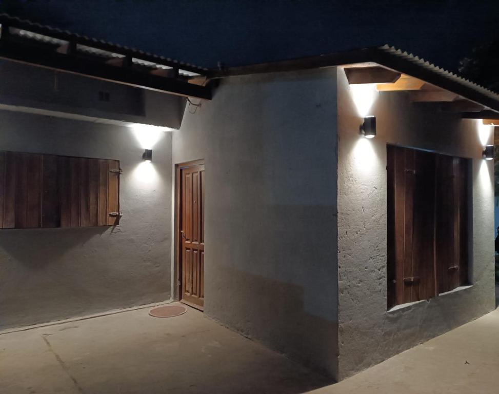 een kamer met 2 deuren en een muur met verlichting bij Casa Miramar in Miramar